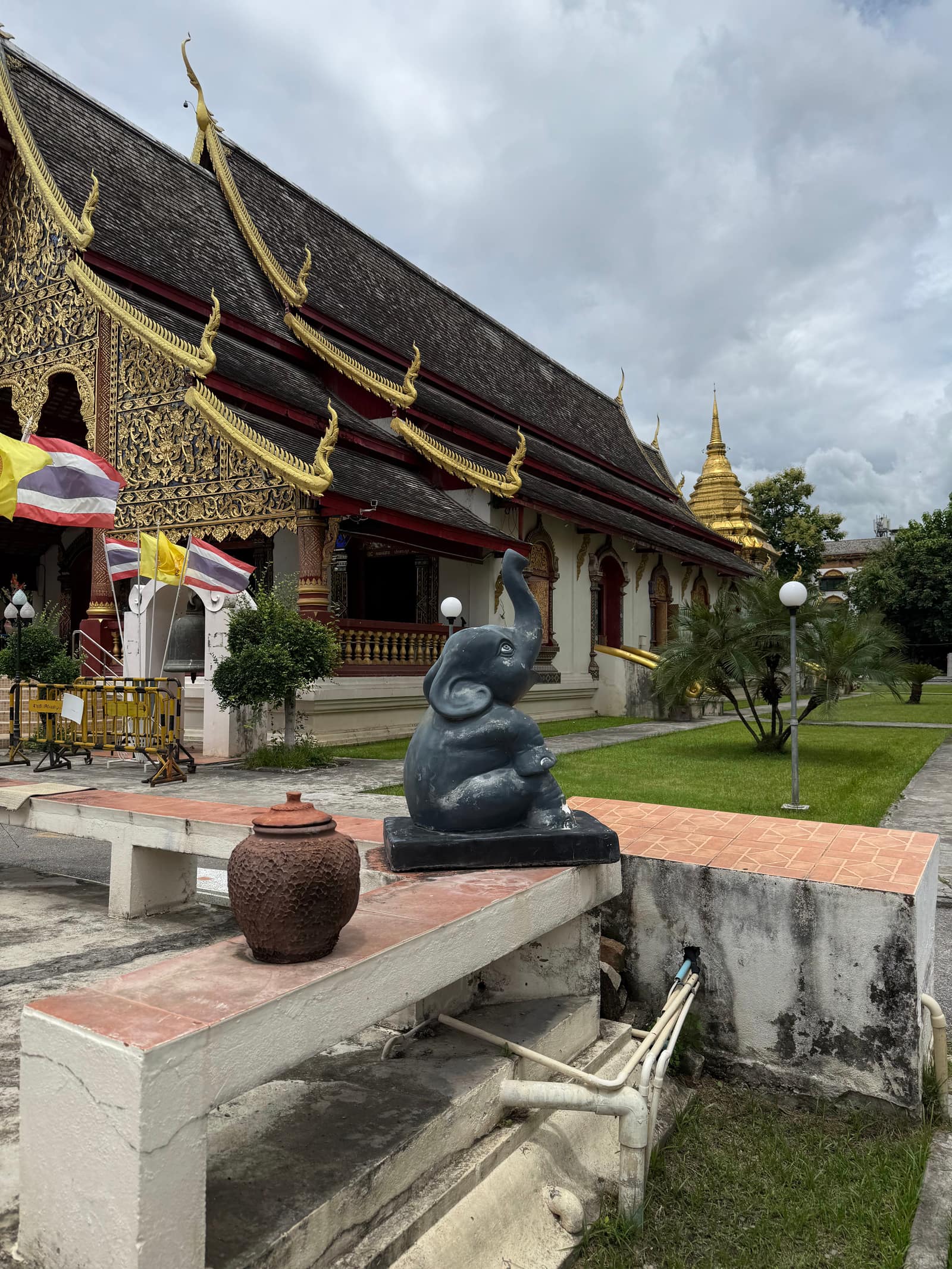 กำแพงวิหารสีขาว — Wat Chiang Man, Chiang Mai